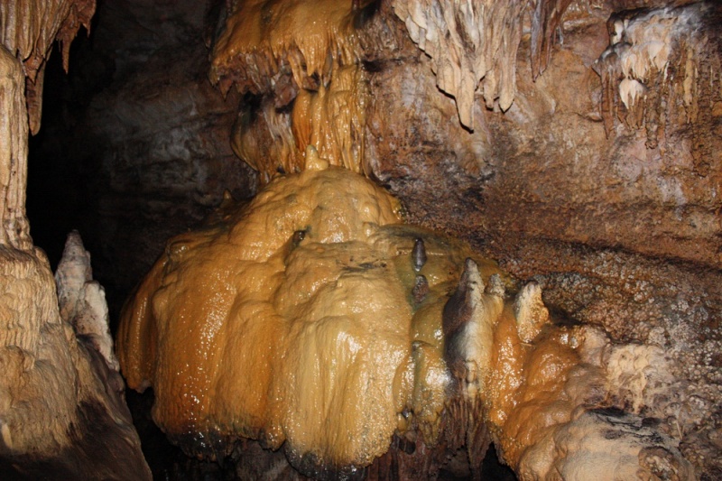 File:Flowstone, Black cave.JPG